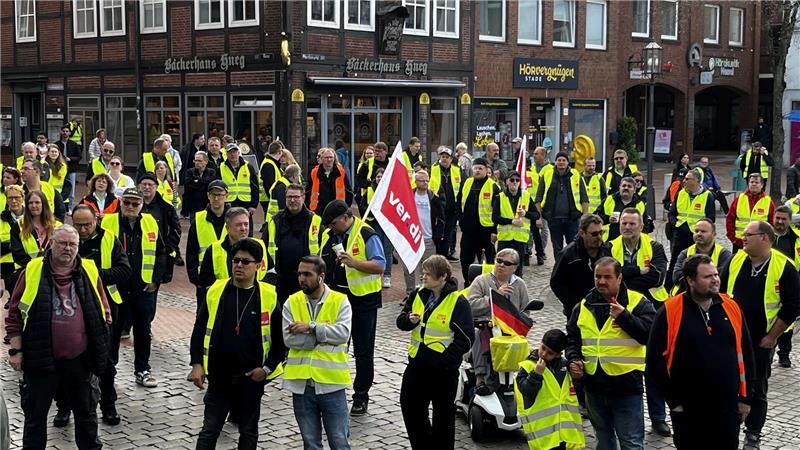 Die meisten Streikenden auf dem Pferdemarkt am 22. April sind Busfahrer, aber auch andere Sparten der KVG sind dabei.