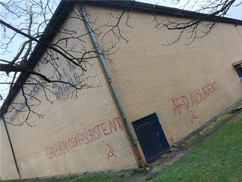 Die mit Farbe aus Spraydosen angebrachten Schriftzüge an der Halepaghen-Schule in Buxtehude werden heute entfernt. Foto: Felsch