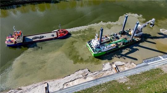 Die mit dem Nassbagger „Peter the Great“ haben beim Ausbau der Oststrecke zwischen Großkönigsförde und Schinkel begonnen.