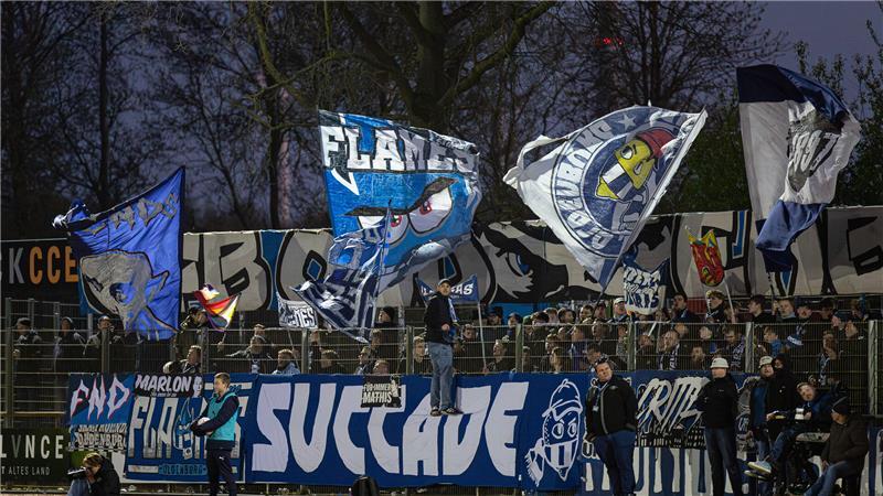 Die mitgereisten VfB-Fans machten unter den 1531 Zuschauern im Kehdinger Stadion Stimmung.