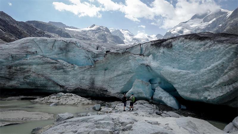 Die mittlere Eisdicke einzelner Schweizer Gletscher hat um 2,5 bis 4 Meter abgenommen.