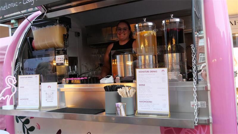 Süße Männer, trockener Wein: Buxtehuder Weinfest sorgt für Schmunzler Die mobile Bar von Jennifer Bielek ist in diesem Jahr zum ersten Mal auf dem Weinfest. Beim Altstadtfest konnten die Buxtehuder ihr Angebot bereits kennenlernen. Spezialität ist Sangria in Weiß und Rot nach einem andalusischen Familienrezept.