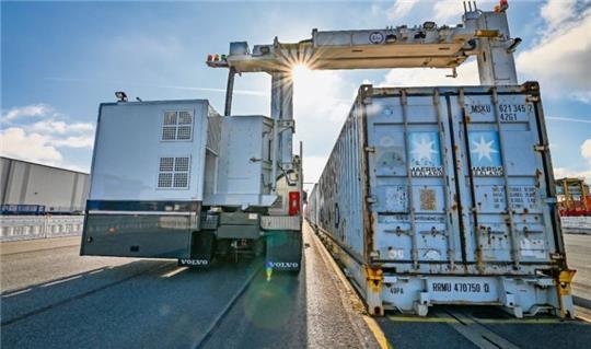 Die mobile Röntgenanlage bewegt sich langsam an der Containerreihe vorbei. Ihr ausfahrbarer Arm legt sich wie ein umgekehrtes U um die Boxen. Foto: Lothar Scheschonka