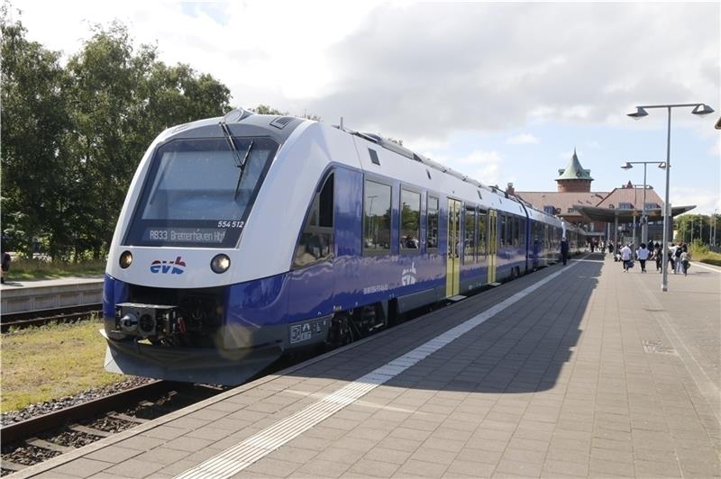 „Riesengroße Chance“: Politik macht sich für EVB-Verbindung bis Himmelpforten stark Die modernen Wasserstoffzüge der EVB fahren schon bis Buxtehude. Vielleicht reichen sie bald auch nach Stade und Himmelpforten. Foto: Koppe
