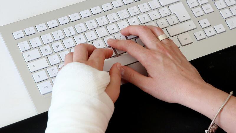 Unfall im Homeoffice: Zahlt jetzt die Versicherung? Die mögliche Einstufung als Arbeitsunfall hängt davon ab, ob ein direkter Zusammenhang zur eigenen beruflichen Tätigkeit besteht.
