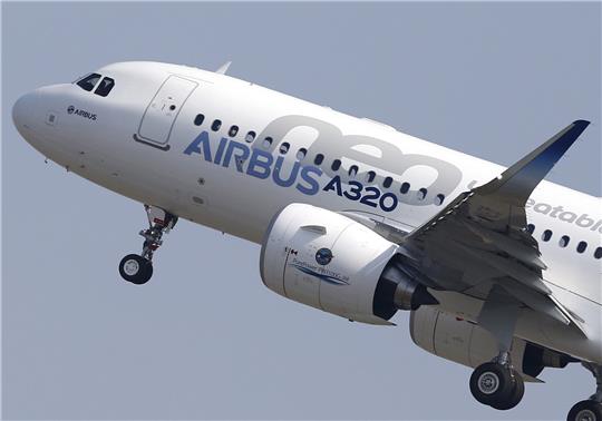 Die monierten Triebwerke sind vor allem in älteren Mittelstreckenjets A320-Familie verbaut worden. Symbolfoto: Horcajuelo/EPA/dpa/ILLUSTRATION