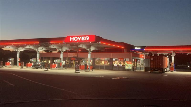 Autohof in Rade: Wo die beiden „Verrückten“ hinterm Tresen stehen Die morgendliche Blaue Stunde zieht um 4 Uhr morgens langsam über den Autohof in Rade.