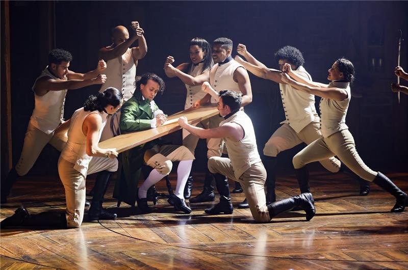 Musical „Hamilton“: Ein Stück Revolution erobert die Bühne in Hamburg Die musikalische Inszenierung über den Aufstieg und Fall des amerikanischen Gründungsvaters Alexander Hamilton feierte am 6. Oktober 2022 Premiere und wird von einem Mix unterschiedlichster Musikstile, wie Rap, Hip Hop, R&B, Pop, Soul und Jazz begleitet. Foto: Ulrich Perrey/dpa