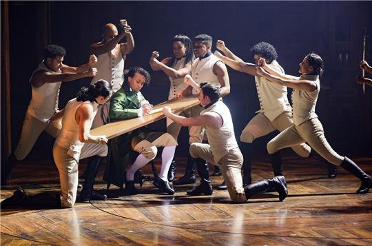 Die musikalische Inszenierung über den Aufstieg und Fall des amerikanischen Gründungsvaters Alexander Hamilton feierte am 6. Oktober 2022 Premiere und wird von einem Mix unterschiedlichster Musikstile, wie Rap, Hip Hop, R&amp;B, Pop, Soul und Jazz begleitet. Foto: Ulrich Perrey/dpa