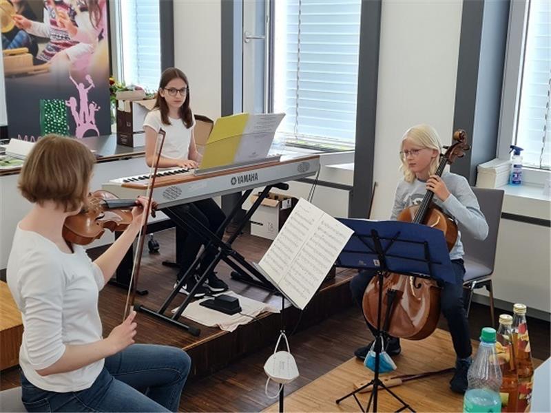 Die musikalische Umrahmung gestalten Nachwuchstalente der Stader Kreisjugendmusikschule. Foto: Landkreis Stade/Beneke