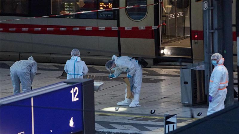 Die mutmaßliche Messerstecherin hatte sich wenige Minuten vor der Tat ein Gemüsemesser in einem Drogeriemarkt im Hauptbahnhof gestohlen. (Archivbild)