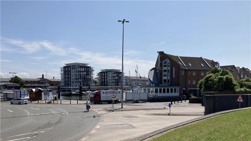 Die mutmaßlichen Eigentümer des E-Rollers in Cuxhaven sollen die Berliner Schüler regelrecht gejagt haben. Das jedenfalls erklärt die Schulleitung. Foto: Koppe