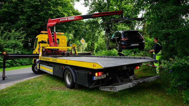 Polizei nimmt mutmaßliche Geldautomatensprenger fest Die mutmaßlichen Täter flüchten mit einem Auto, kommen aber nicht weit. Nach einem Unfall des Wagens findet die Polizei die Männer in einem Maisfeld und nimmt sie fest.