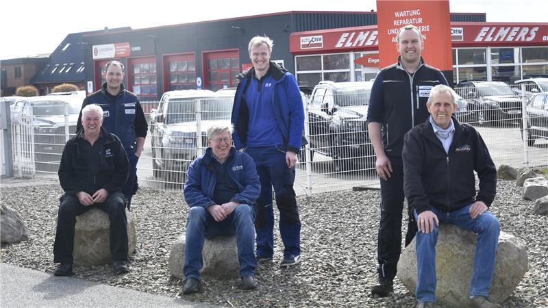 Die nachfolgende Generation der Elmers-Brüder steht hinter ihren Vätern und deren Unternehmen.