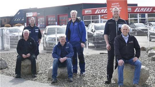 Die nachfolgende Generation der Elmers-Brüder steht hinter ihren Vätern und deren Unternehmen.