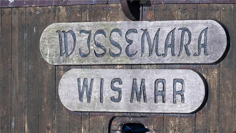 Planken, statt Stahl – Koggen-Reparatur „nicht alltäglich“ Die nachgebaute Kogge soll in der Werft bei der Firma Strela Shiprepair repariert werden.