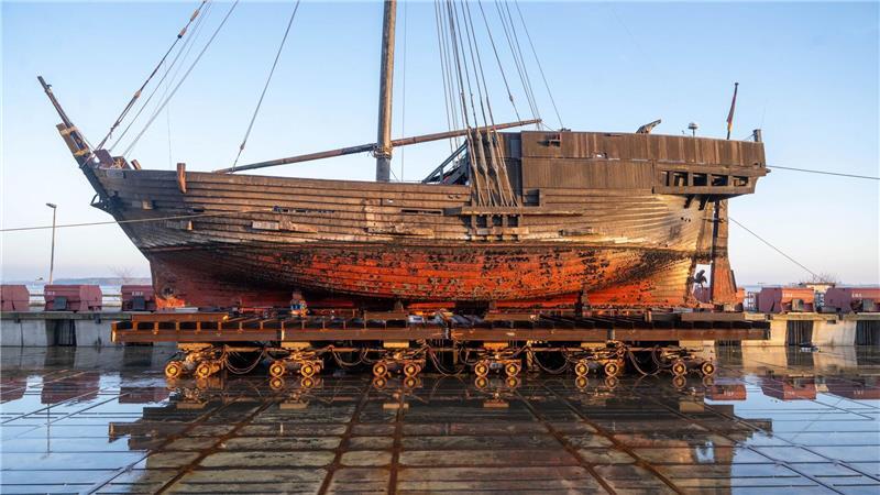 Die nachgebaute Poeler Kogge wird aktuell in einer Werft repariert. (Archivbild)