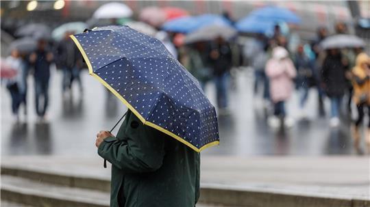 Die nächsten Tage werden meist ungemütlich bei Regen und starker Bewölkung. (Symbolbild)
