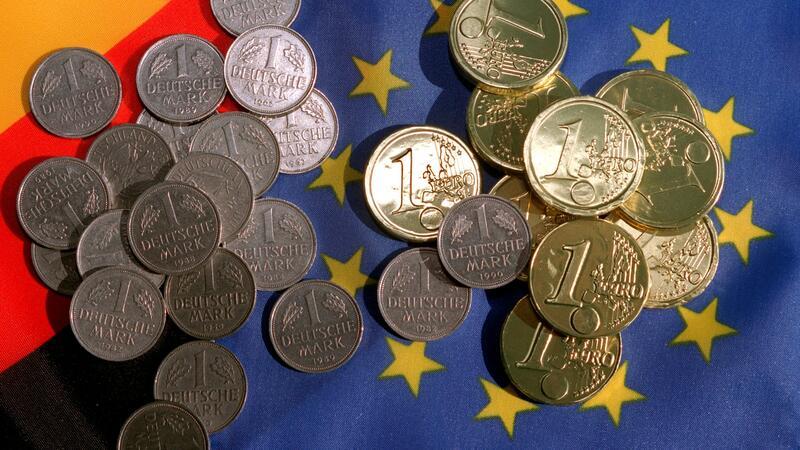 Die nationale Währung D-Mark wurde 1999 von der europäischen Währung Euro zunächst als Buchgeld, 2002 dann auch als Bargeld abgelöst.