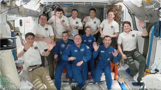 Die neu angekommene „Crew 11“ (in den blauen Anzügen) besteht aus dem Japaner Kimiya Yui (r-l), Zena Cardman und Mike Fincke (beide USA) sowie Oleg Platonow aus Russland.