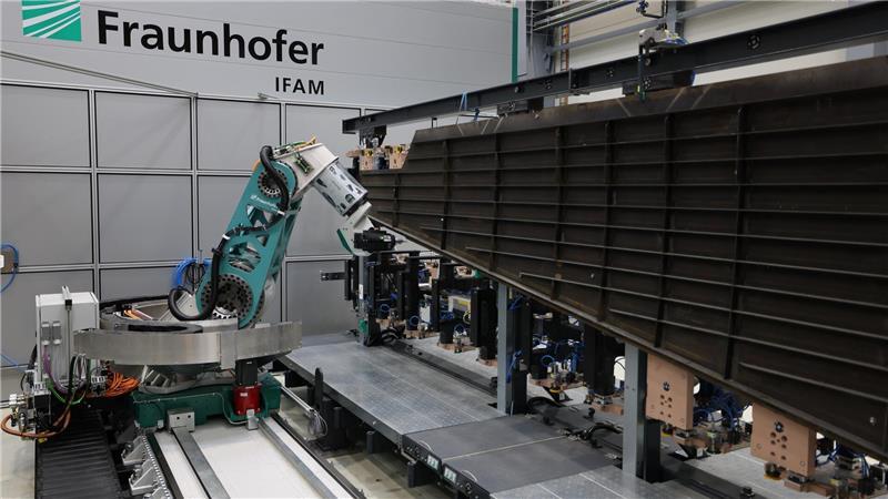 Die neu entwickelte flexible Fräskinematik auf einer Linearachse bearbeitet hochpräzise ein CFK-Flugzeugseitenleitwerk im 1:1-Maßstab im Fraunhofer IFAM in Stade.