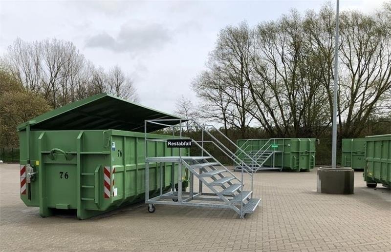 Die neue Abfallannahmestelle des Landkreises Harburg bei Ardestorf sorgt seit ihrer Eröffnung für Ärger – nicht nur wegen der Treppen. Foto: privat