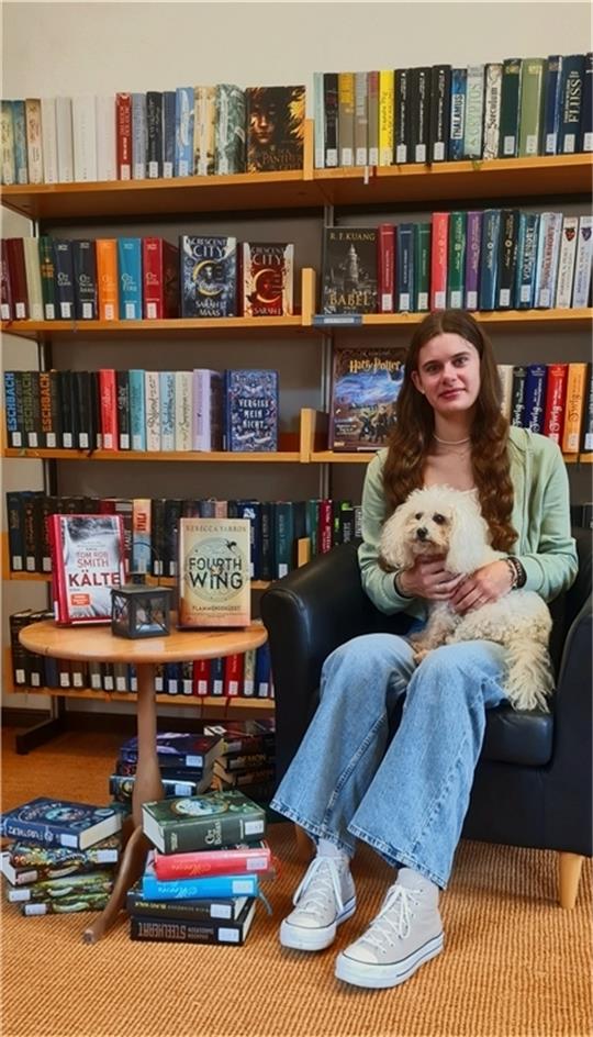 Die neue Bufdi Luisa Theobald mit Büchereihündin Maudi.