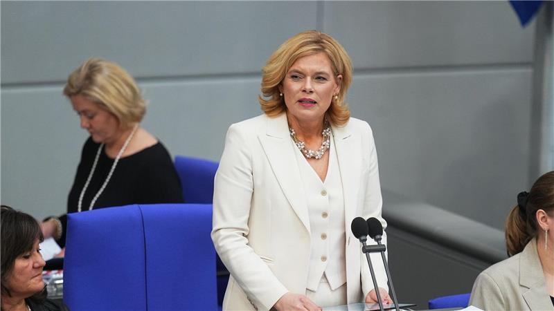 Neuer Bundestag konstituiert - alte Regierung entlassen Die neue Bundestagspräsidentin Klöckner ruft in ihrer Antrittsrede zu einem fairen Umgang im Parlament auf.