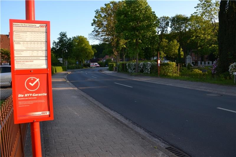 Die neue Bushaltestelle in der Straße Am Friedhof in Himmelpforten sorgt für Ärger. Foto: Helfferich