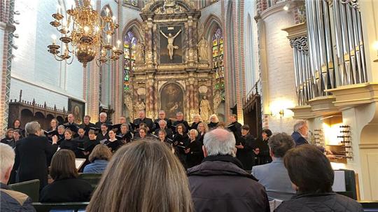 Musikalisches Großaufgebot zur Einweihung der neuen Chororgel der St.-Petri-Kirche Buxtehude. Der orgelsachverständige Martin Böcker darf dem Instrument im Gottesdienst die ersten Töne entlocken.