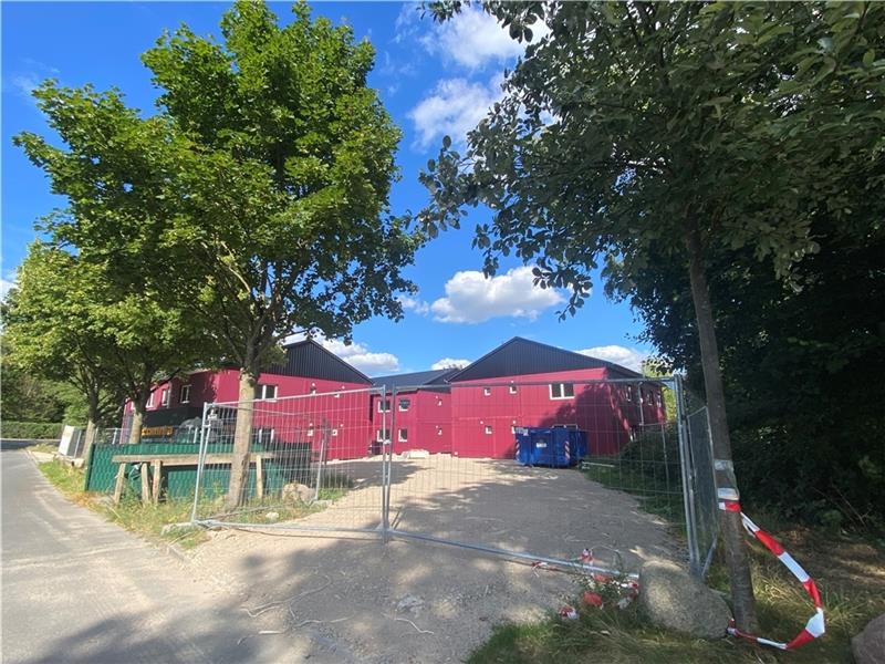 Platz für Flüchtlinge wird in Buxtehude knapp – Sporthalle wird Notunterkunft Die neue Container-Anlage in der Gildestraße bietet Platz für knapp 40 Menschen. Foto: Weselmann