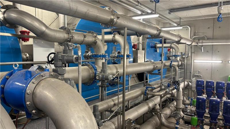 Die neue Druckerhöhungsstation des Trinkwasserverbands Stader Land von innen: Die drei blauen Röhrenspeicher haben einen Durchmesser von knapp 3,5 Metern.