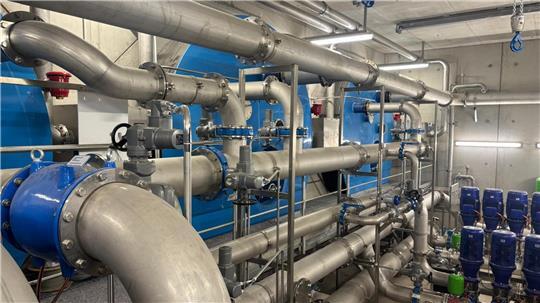 Die neue Druckerhöhungsstation des Trinkwasserverbands Stader Land von innen: Die drei blauen Röhrenspeicher haben einen Durchmesser von knapp 3,5 Metern.