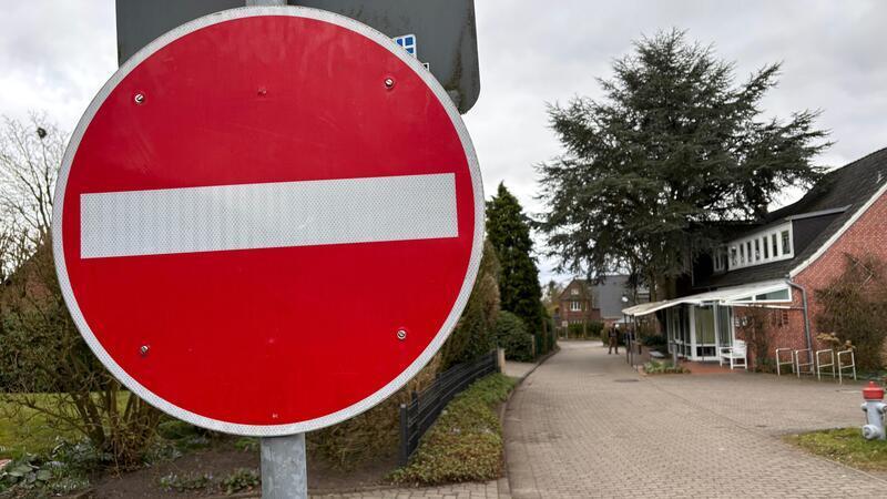 Horneburger irritiert: Hier gilt jetzt „Einfahrt verboten“ Die neue Einbahnstraße im Kiesweg gilt seit Anfang März.