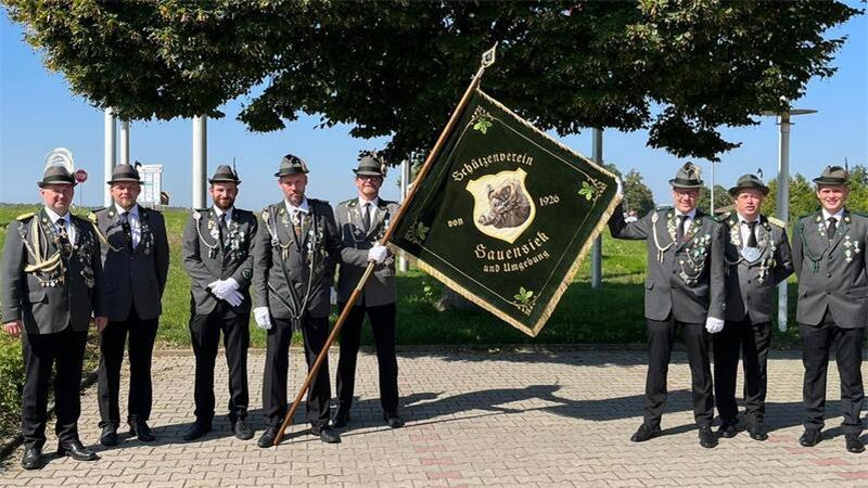 Nach skurrilen Überraschungen: Sauensieks Schützen feiern mit neuer Fahne Die neue Fahne kommt beim diesjährigen Schützenfest zum Einsatz.