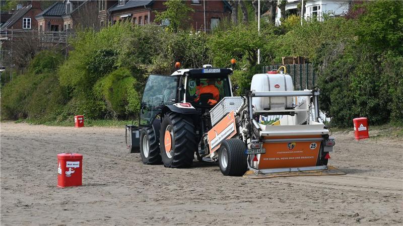 Trecker statt Müllwagen: Hamburger Stadtreinigung startet Elbstrandsaison Die neue Fahrzeugflotte der Stadtreinigung Hamburg besteht aus Müllwagen, Kehrmaschinen, Treckern und Beachcleanern.