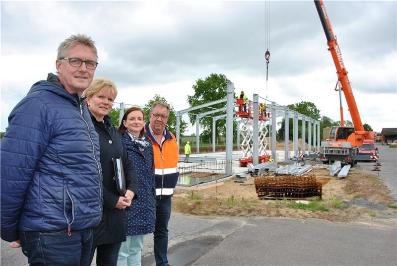 Die neue Fahrzeughalle wächst in die Höhe : Uwe Pahl, Petra Schlichting, Madeleine Pönitz und Andreas Blohm (von links) informieren über die Bauarbeiten in der Straßenmeisterei in Bliedersdorf. Foto Lohmann