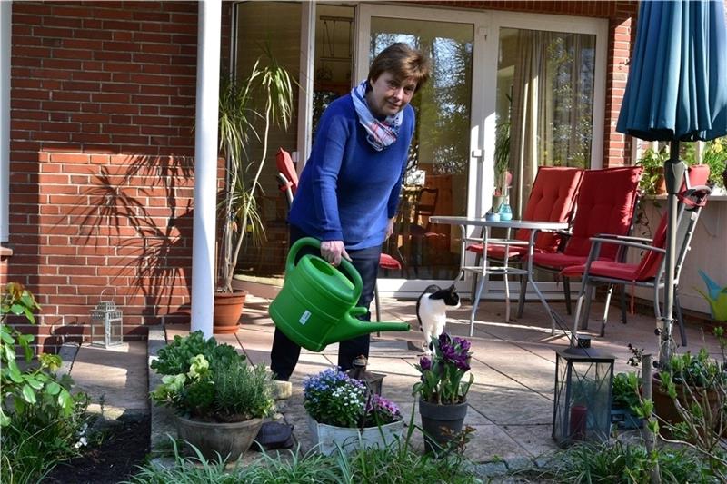Die neue Fredenbecker Pastorin mit dem grünen Daumen : Heide Wehling-Keilhack und ihr Kater im Garten hinterm Pfarrhaus. Foto Beneke