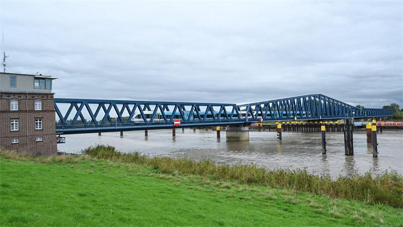 Die neue Friesenbrücke ist laut Bahn die größte Hub-Dreh-Brücke für den Eisenbahnverkehr in Europa.