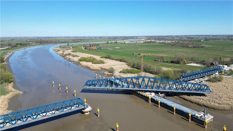Neue Friesenbrücke wird für Fußgänger und Radfahrer geöffnet Die neue Friesenbrücke wird für Radfahrer und Fußgänger geöffnet - Züge können das Bauwerk bislang noch nicht passieren. (Archivbild)