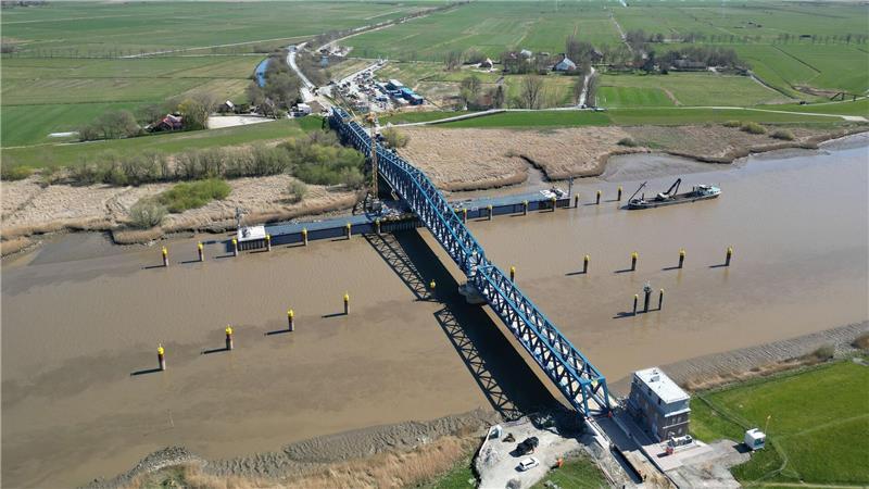 Premiere an der Ems – neue Friesenbrücke erstmals begehbar Die neue Friesenbrücke wird für Radfahrer und Fußgänger geöffnet – Züge können das Bauwerk bislang noch nicht passieren. (Archivbild)