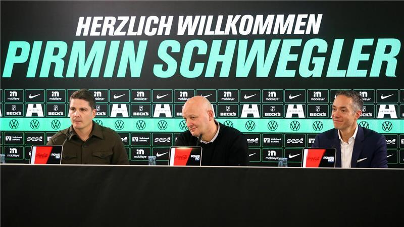 Die neue Führung des VfL Wolfsburg: Sportdirektor Pirmin Schwegler (2.v.l.) sitzt bei seiner Vorstellung neben Sport-Geschäftsführer Peter Christiansen (2.v.r.) und dem Aufsichtsratsvorsitzenden Sebastian Rudolph (r).