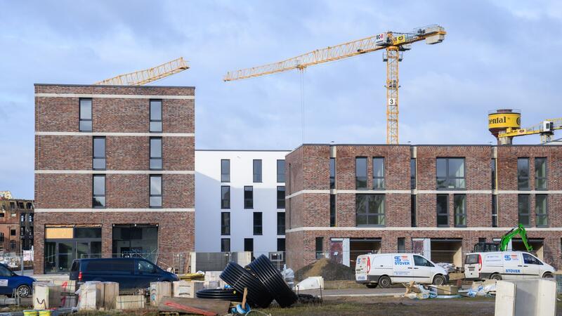 Die neue Gebäuderichtlinie der EU könnte den Wohnungsbau verteuern, fürchtet Wirtschaftsminister Lies.