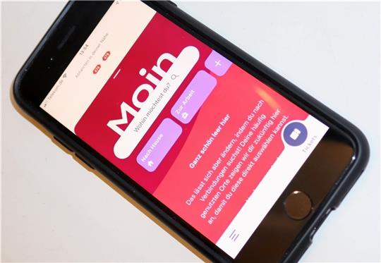 Die neue HVV-App auf einem I-Phone. Foto: Lorenz