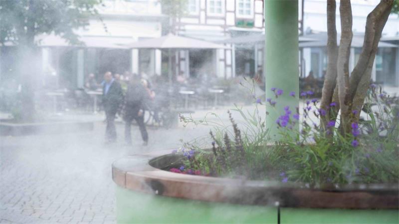 Wie feine Wassertropfen Innenstädte kühlen können Die neue Hamelner Nebelanlage kann auch an anderen Orten aufgebaut werden.