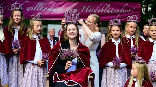 Die neue Heidekönigin von Amelinghausen kommt aus Hamburg und heißt Nina May Fischer.
