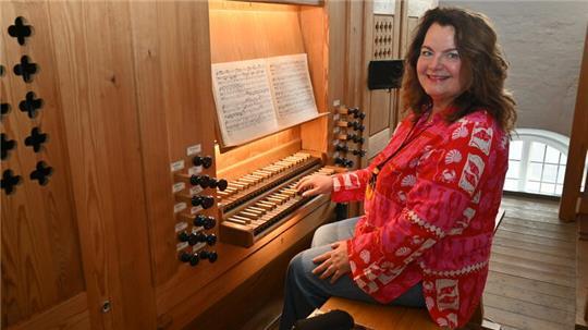 Die neue Horneburger Kirchenmusikerin Katrin Götz will an der neu restaurierten Orgel der Liebfrauenkirche noch einige Übungsstunden verbringen vor den kommenden Gottesdiensten.