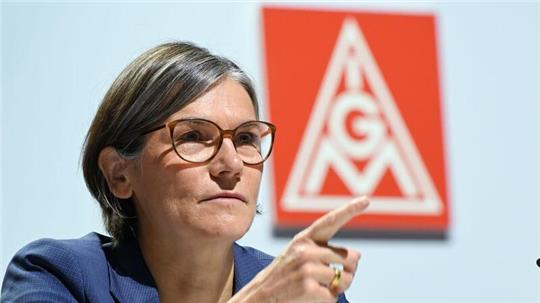Die neue IG-Metall-Chefin Christiane Benner hat staatliche Investitionen in dreistelliger Milliardenhöhe für den ökologischen Umbau der Industrie gefordert (Archivbild).