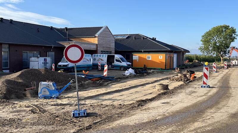 Samtgemeinde Lühe quartiert Schüler und Lehrer in Kindergarten aus Die neue Kindertagesstätte in der Vorderstraße 5 in Hollern soll am 15. Januar 2025 eröffnet werden.