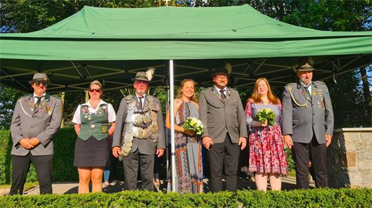 Die neue Königscrew des Schützenvereins Elstorf stellt sich für ein Gruppenfoto auf.